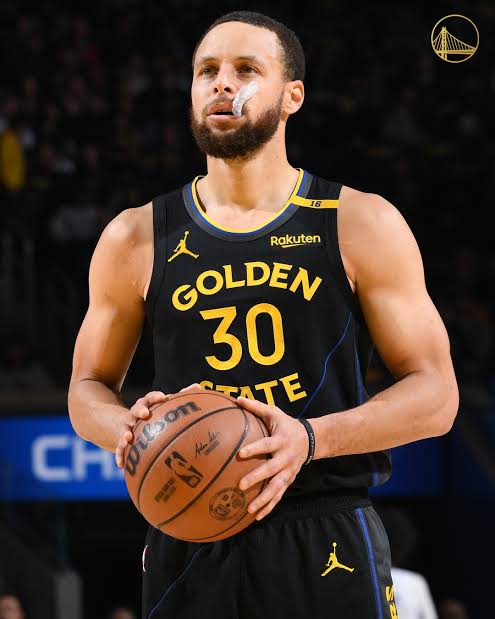 Warriors recent signing quickly becomes fan-favorite with Stephen Curry post
